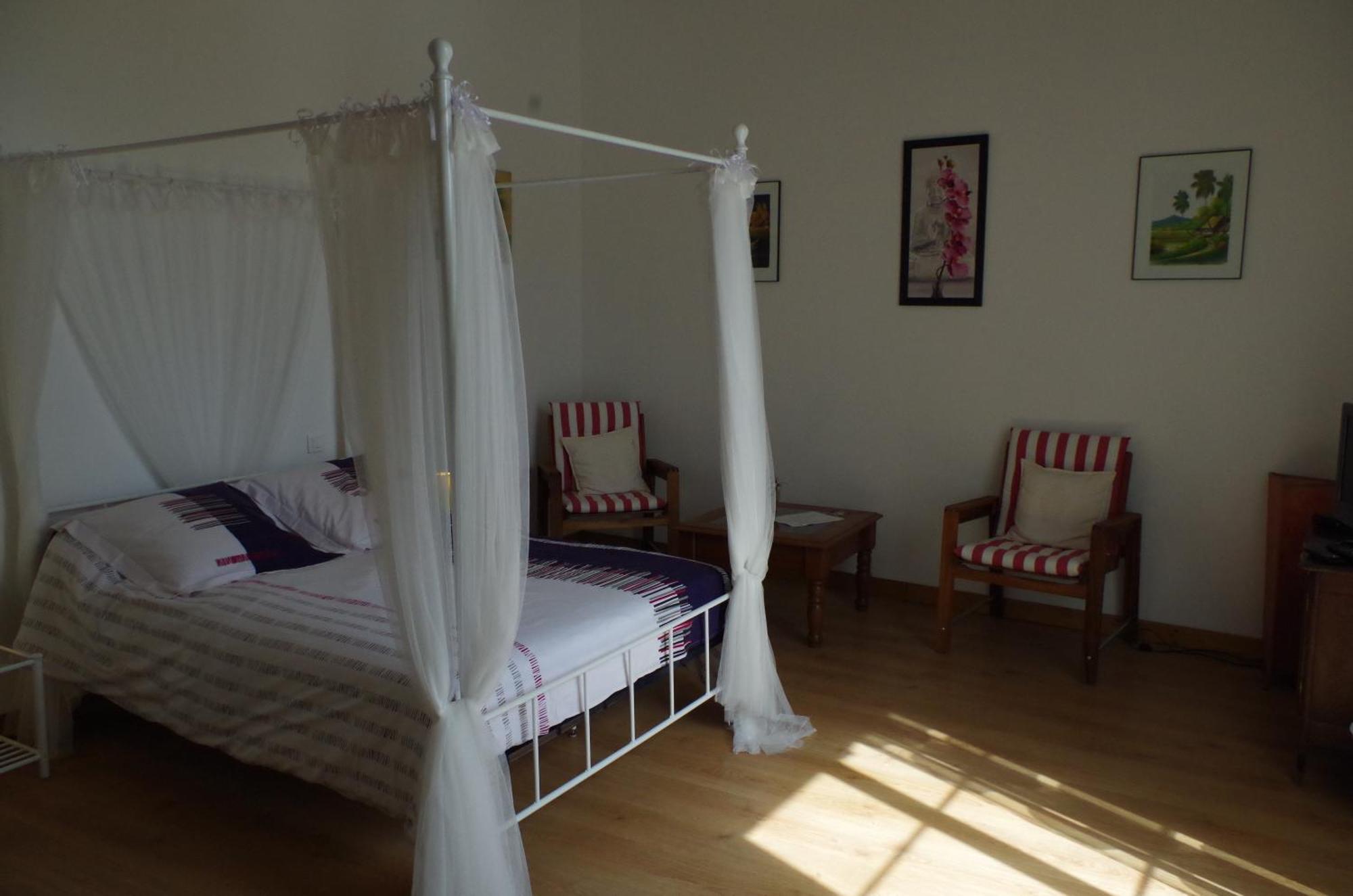 Maison D'Hotes Le Cadran Solaire Courcelles  Екстериор снимка