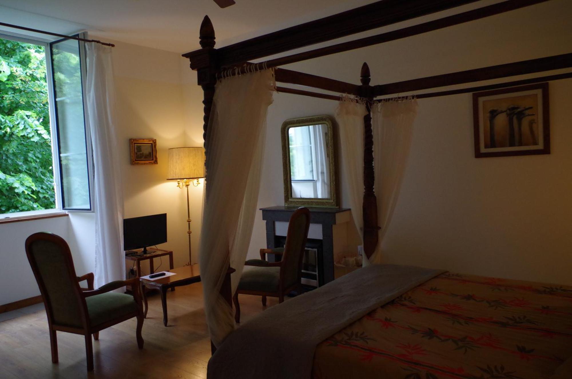 Maison D'Hotes Le Cadran Solaire Courcelles  Екстериор снимка